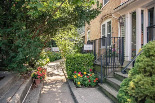 Hidden Garden Cottages & Suites - parking