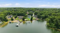 Luxury Lake House, Pool, Hot tub, Dock, Beach, Game room ,Boat Rental available - Wifi