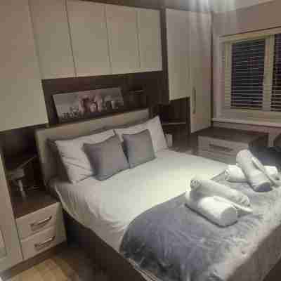 3 bed house, sleeps 5, near airport and town, outside parking free Rooms