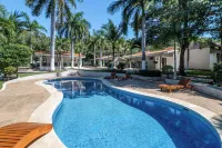 Studio w/ Resort-Style Pool, Walk to Beach! - 2つ星