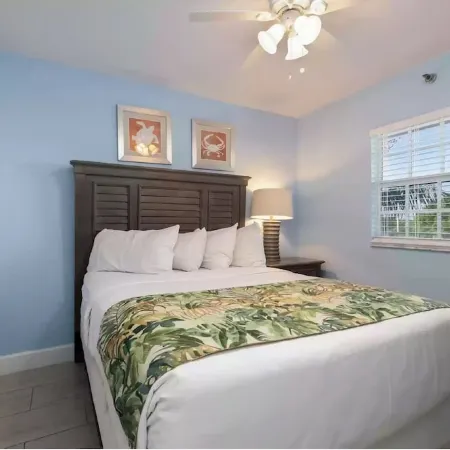 Castaway Key - Oceanfront Condo with Double Balconies & Marina Access