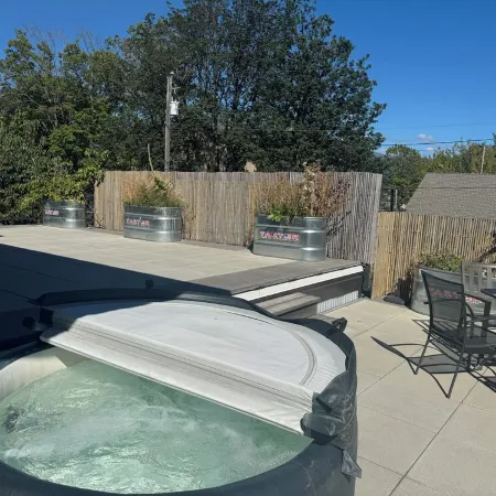 Perfect location! Downtown Beach & Ski Pad w/hot tub in the heart of Sandpoint.