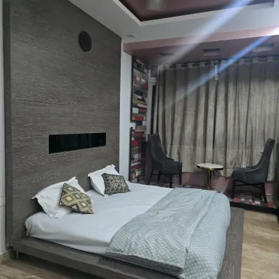Slepyy Fox Hotel dekat Stasiun Metro Moolchand