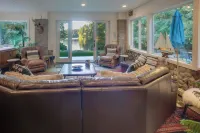 Bayfront Pnw Lodge: Dock, Pickleball & Guest House - Villas