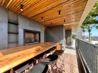Artistic Urban Apt Santa Elvira | Terrace & WiFi - 游泳池