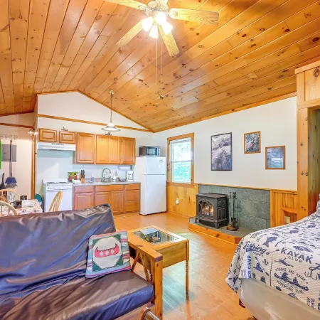 Cabin w/ Hot Tub - Near Nantahala Outdoor Center!