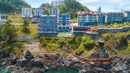 Samcheok Laon Spa Pension Отели рядом с достопримечательностью «Cave Mystery Hall»