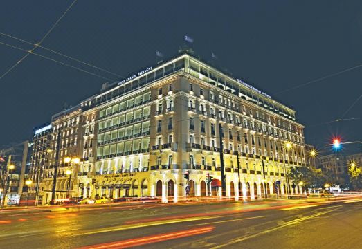 호텔 그란데 브르타뉴의 고급스러운 로비와 조식장