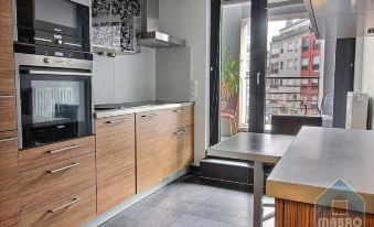 Spacious Modern Flat, 100 m2 in the Heart of City Center