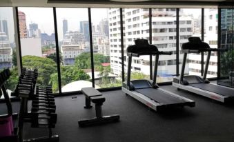 Bangkok city center high-end apartment / pool / gym / free wifi