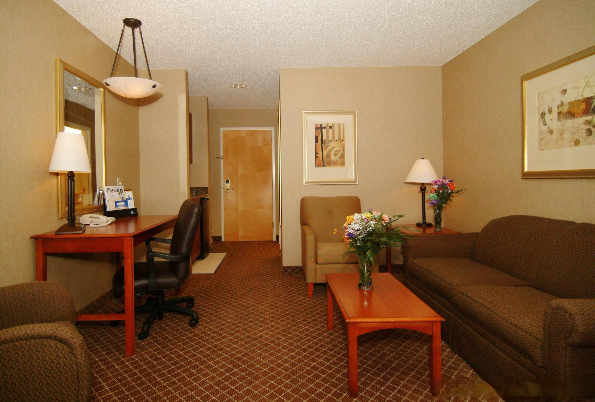 Holiday Inn Express & Suites - Interstate 380 at 33rd Avenue, an Ihg Hotel