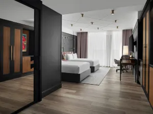 Renaissance Milwaukee West Hotel