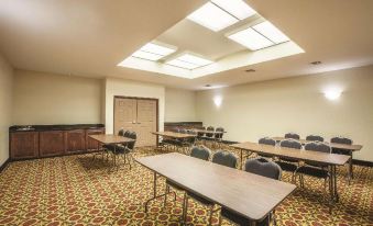 La Quinta Inn & Suites by Wyndham Hillsboro