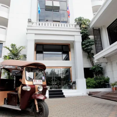 Chateau de Sukhumvit Отели рядом с достопримечательностью «Станция BTS Он Нут»