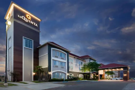La Quinta Inn & Suites by Wyndham Laredo Airport