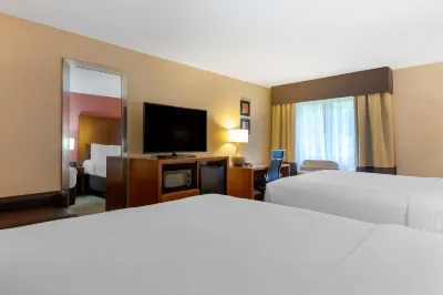 Comfort Inn & Suites Hotels in Blackman