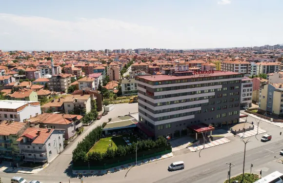 烏沙克温德姆華美達酒店