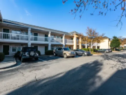 HomeTowne Studios by Red Roof Atlanta – Peachtree Corners ノークロスのホテル