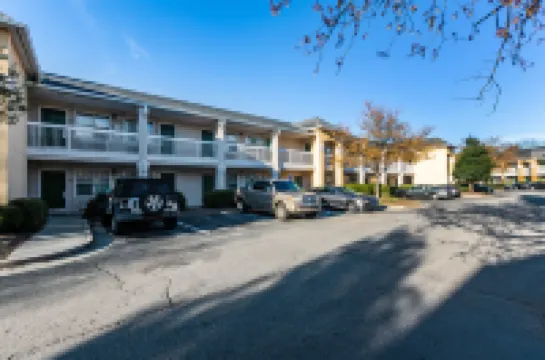 HomeTowne Studios by Red Roof Atlanta – Peachtree Corners