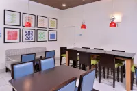 Holiday Inn Express & Suites ARCATA/EUREKA-AIRPORT AREA by IHG - Morgenmad