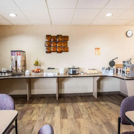 Travelodge by Wyndham Colorado Springs Airport/Peterson AFB Отели рядом с Аэропорт Петерсон-Филд