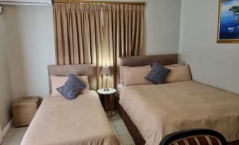 Savoy Lodge with Breakfast Included - Budget Triple Room 3