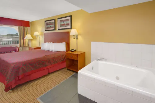 Days Inn by Wyndham Gulfport - Parking