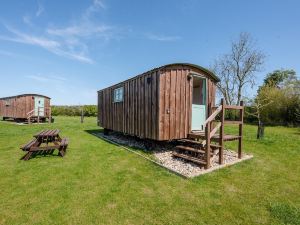 Honeysuckle Farm Hut 3 - Suffolk Farm Holidays