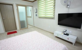 Samcheok Solbada Pension (Right in Front of Yonghwa Beach)