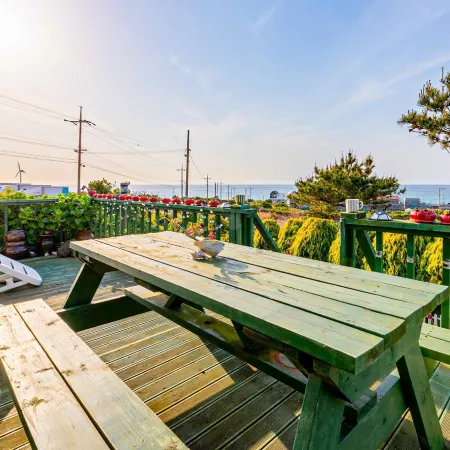 Jeju Kkot Hyang gi Badasori Pension Отели рядом с достопримечательностью «Парк бонсай «Энергичный Сад»»