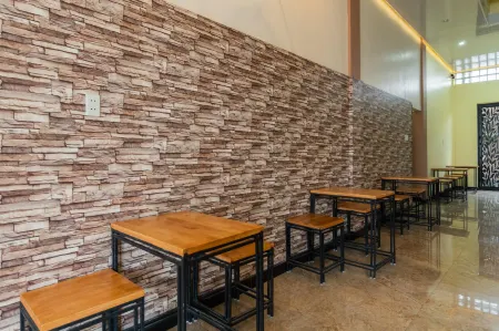 RedDoorz Plus Near Ramayana Pematangsiantar Отели в г. Bah Kapul