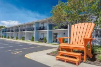 Howard Johnson by Wyndham Mystic - parking