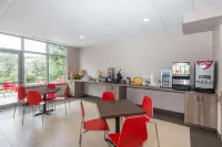 Super 8 by Wyndham Mont Laurier - breakfast