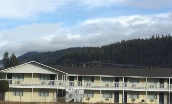 Christina Lake Motel and RV Park