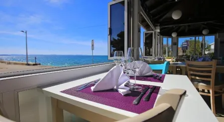 Hotel Delfin Отели рядом с достопримечательностью «Plaža Petrčane»