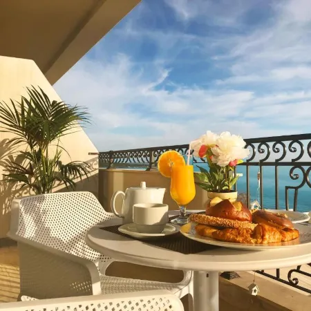 King Maron Wellness Beach Hotel Отели рядом с достопримечательностью «Ратуша»