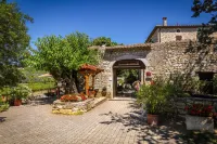 Logis Auberge les Murets Hotel Restaurant Spa فنادق في Grospierres