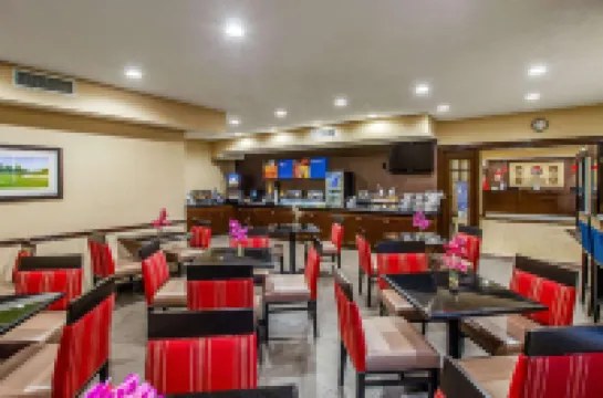 桑蒂I-95舒適套房酒店