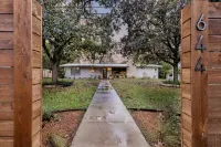 Luxury Lakefront Oasis with Boat Dock-Firepit Hotels in McQueeney