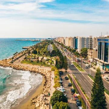 Sanders Elgio - Precious 3-Bdr Apt with Balcony