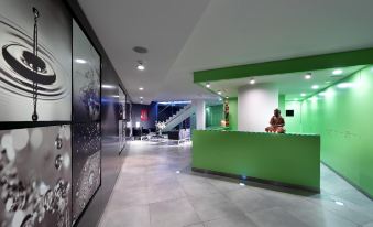 Área interior com balcão de atendimento no Hotel Garbi