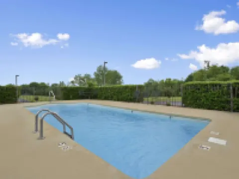 Super 8 by Wyndham Tupelo Airport トゥーペロのホテル