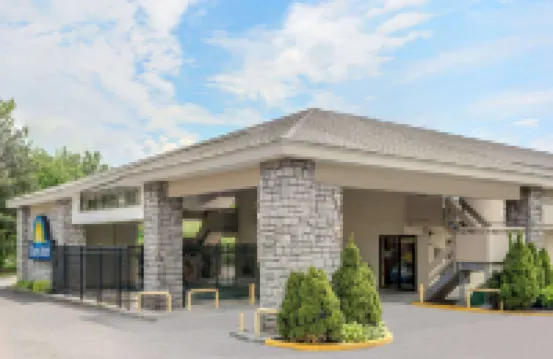 Days Inn by Wyndham Columbus Fairgrounds Hotels near MAPFRE Stadium