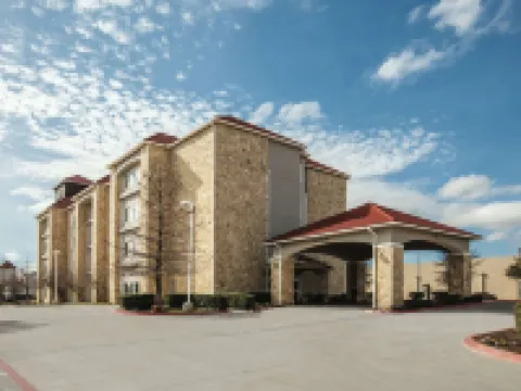 La Quinta Inn & Suites by Wyndham Mansfield TX Hotels in Mansfield