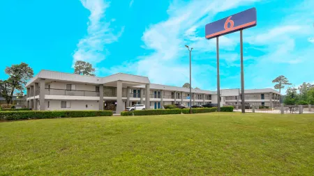 Studio 6 Texarkana, TX Отели рядом с достопримечательностью «Texarkana Convention Center»