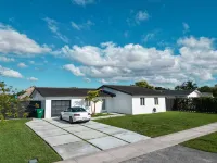 Maggie Home in Kendall - Pool and Tiki Bar Hotels in Three Lakes