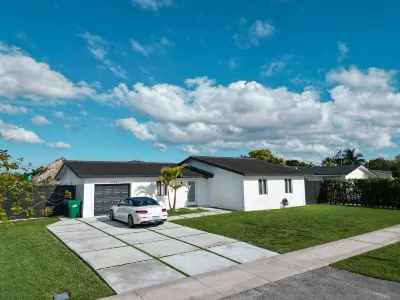 Maggie Home in Kendall - Pool and Tiki Bar
