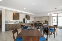 Comfort Inn & Suites Destin Near Henderson Beach - sarapan
