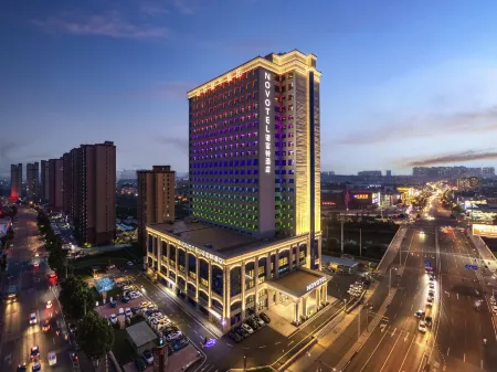 Novotel Jinniu Hotel Отели рядом с достопримечательностью «Tianqiao Gymnasium»