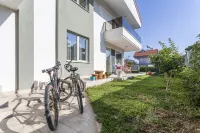 EV Apartments, Shared Pool, 900 m to Beach - Villas